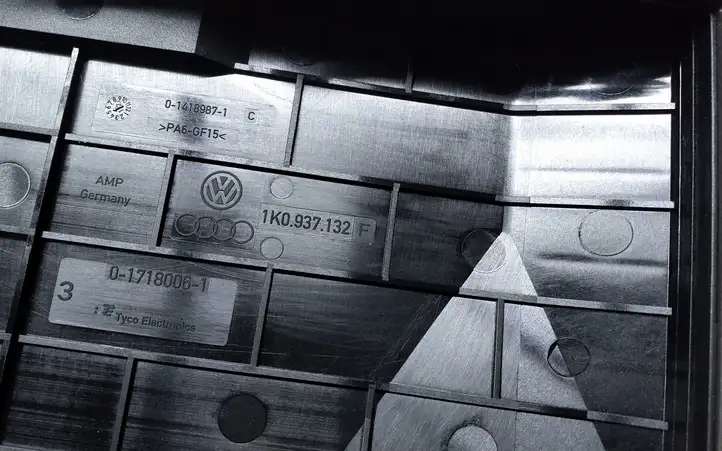 Volkswagen Caddy (2010 - 2015)  1K0937132F Крышка ящика предохранителей