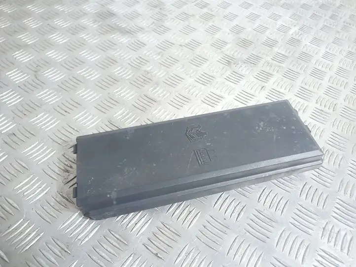 Land Rover Discovery 3 - LR3 (2004 - 2009) 490000072 Крышка ящика предохранителей — фото 1