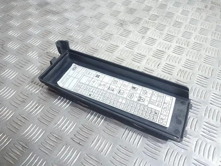 Land Rover Discovery 3 - LR3 (2004 - 2009) 490000072 Крышка ящика предохранителей — фото 3