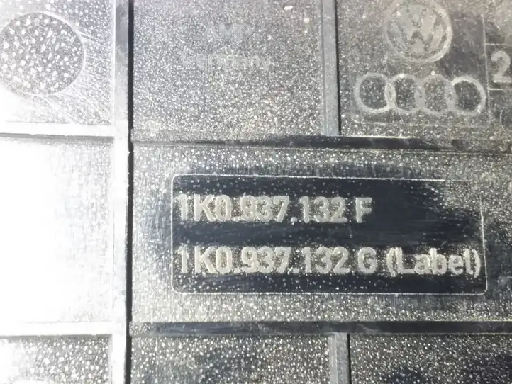 Audi Q3 8U (2011 - 2014) 1K0937132F Крышка ящика предохранителей — фото 3