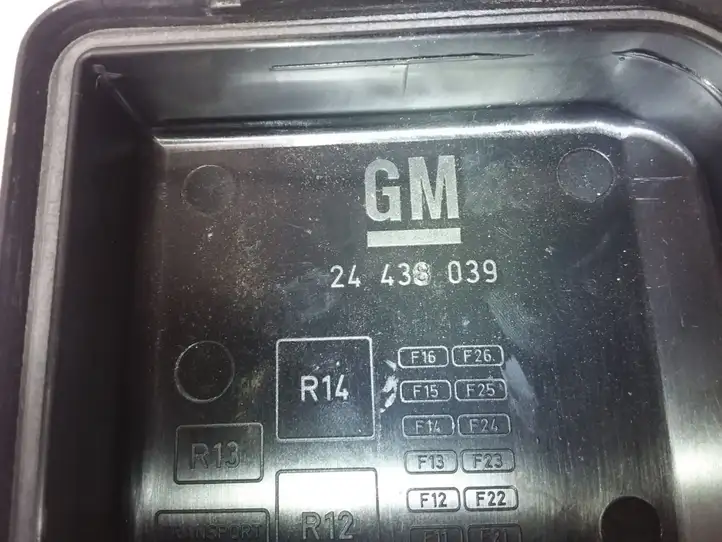 Opel Vectra C (2002 - 2005) 24438039 Крышка ящика предохранителей — фото 3