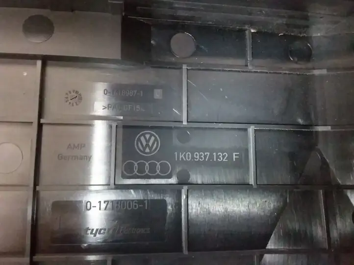 Volkswagen PASSAT B6 (2005 - 2010) 1K0937132F Крышка ящика предохранителей — фото 2