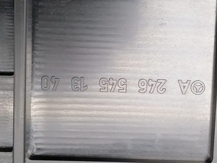 Mercedes-Benz CLA C117,X117,W117 (2013 - 2019) A2465451340 Крышка ящика предохранителей — фото 2