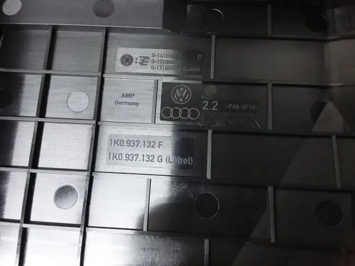 Audi A3/S3 8P (2004 - 2008) 1K0937132F Крышка ящика предохранителей — фото 3