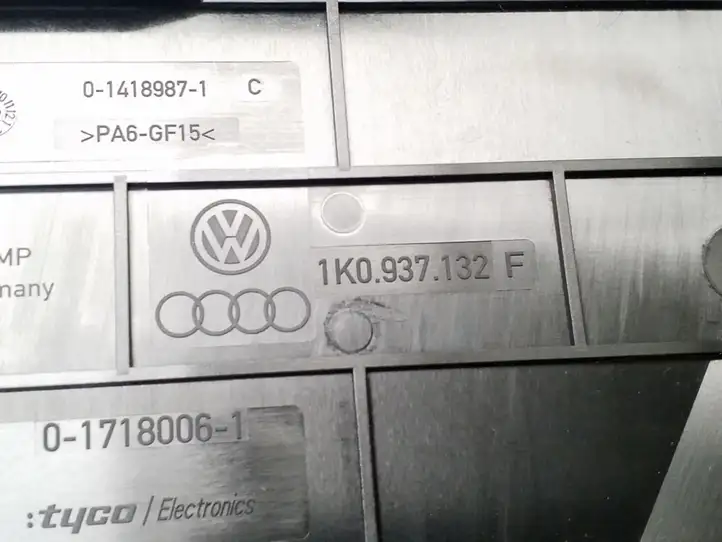Audi A3/S3 8P (2003 - 2005) 1K0937132F Крышка ящика предохранителей — фото 2