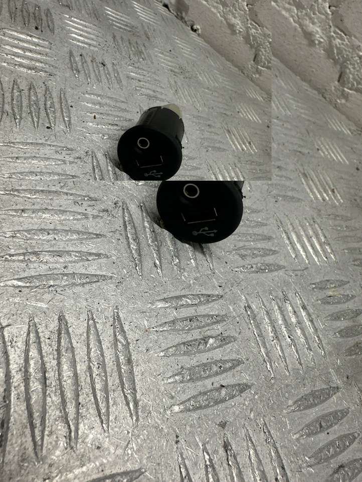 Nissan Qashqai (2013 - 2017)  280023B500 Разъем AUX
