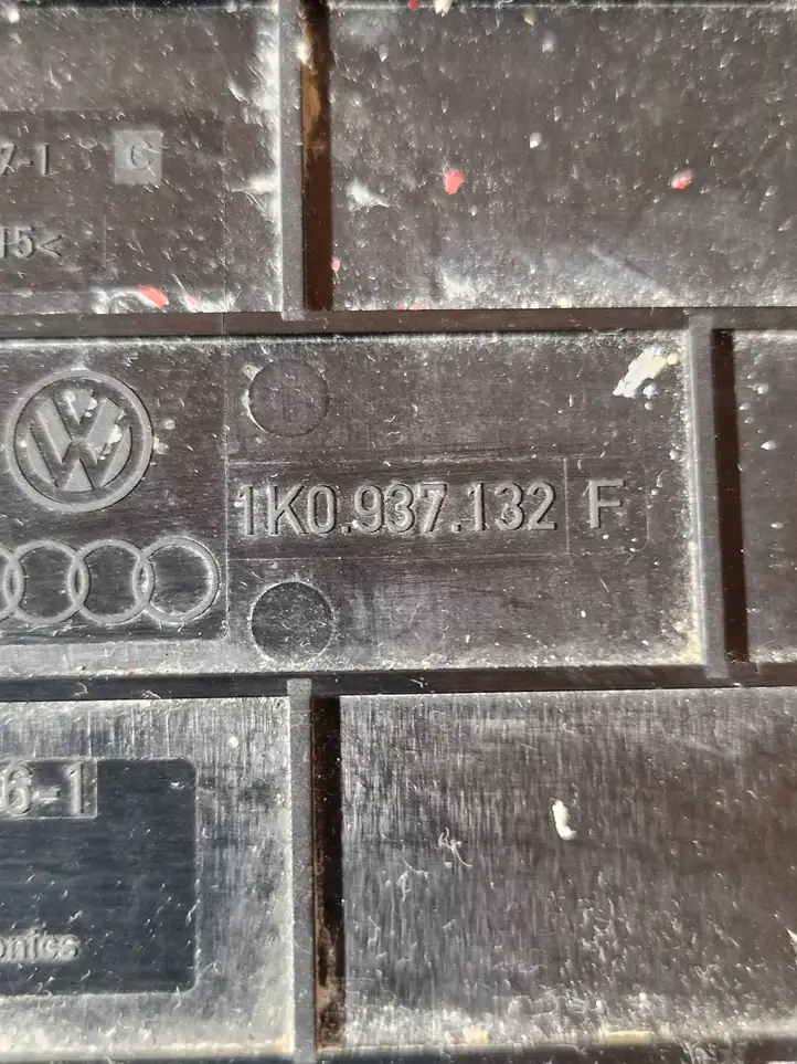 Volkswagen Golf VI (2009 - 2013) 1K0937132F Крышка ящика предохранителей — фото 4