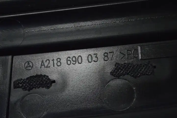 Mercedes-Benz CLS C218,X218 (2011 - 2017) A2186900387 Накладка стекла задней двери — фото 5