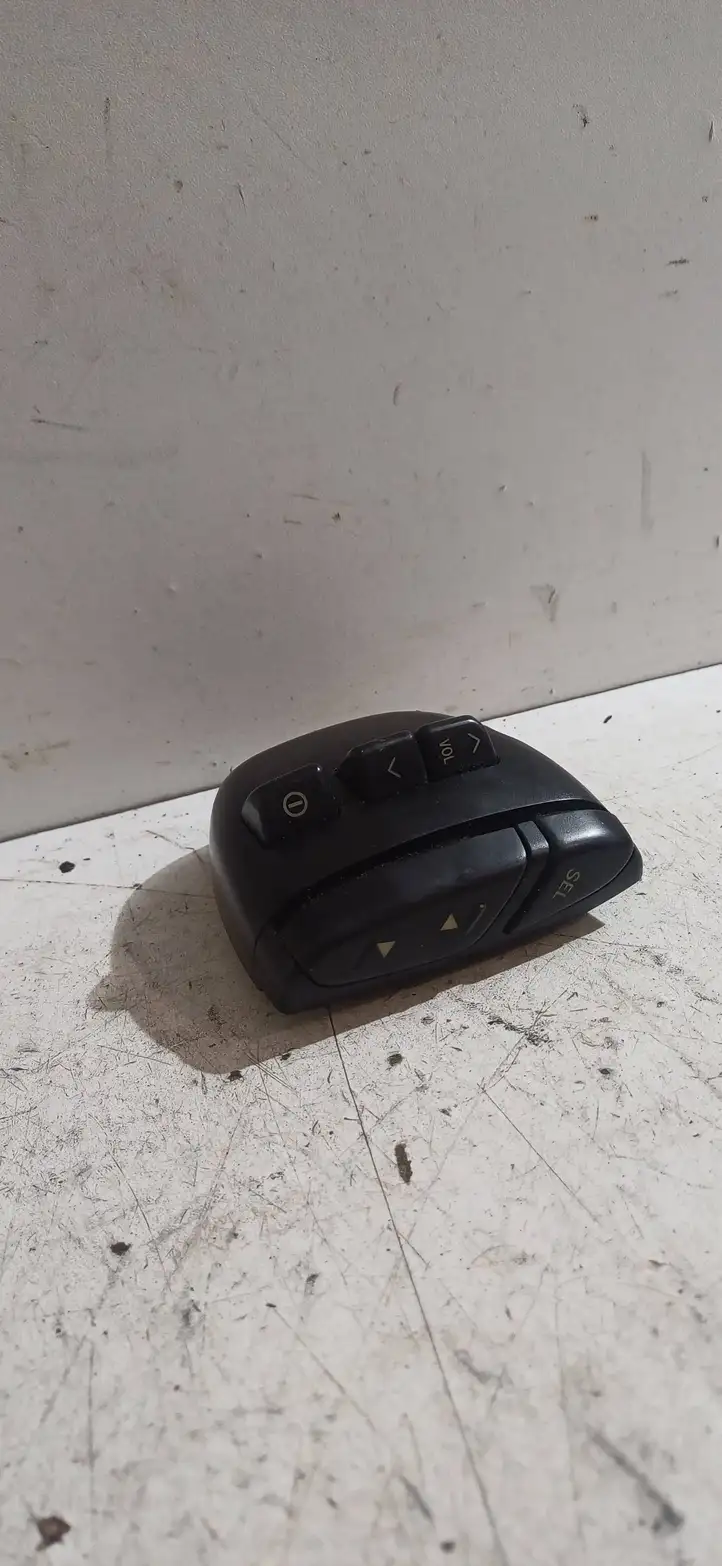 Toyota Corolla E120 E130 (2000 - 2004) 8623013010 Кнопки на рулевом колесе — фото 1