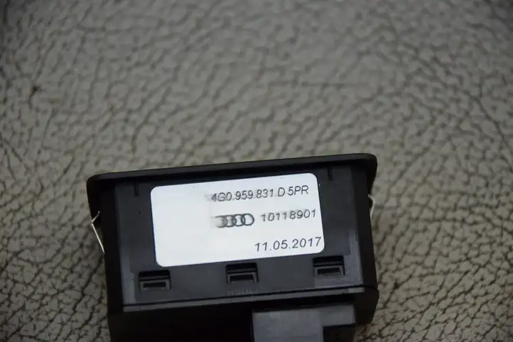 Audi A4 S4 B9 (2015 - 2019) 4G0959831D Кнопка закрытия багажника — фото 9