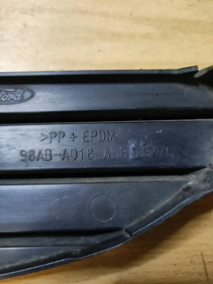 Ford Focus (1998 - 2004) 98ABA018A Нижняя решетка переднего бампера — фото 2