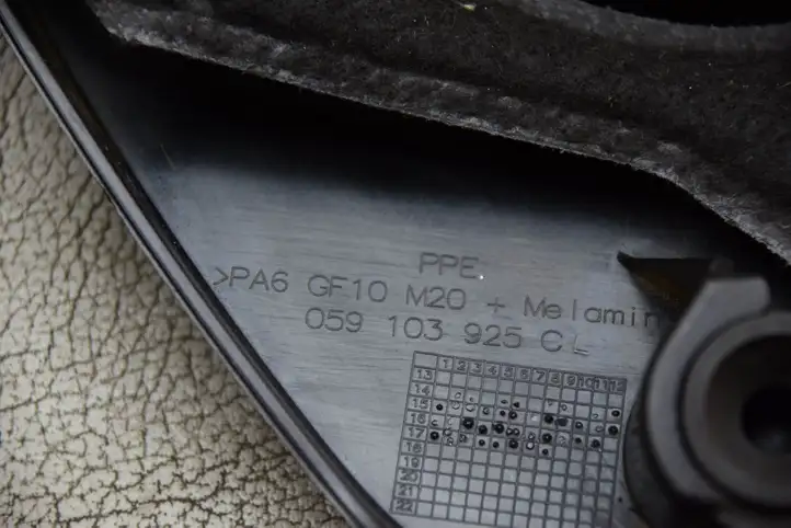 Audi A4 S4 B9 (2015 - 2019) 059103925C Крышка двигателя декоративная — фото 9