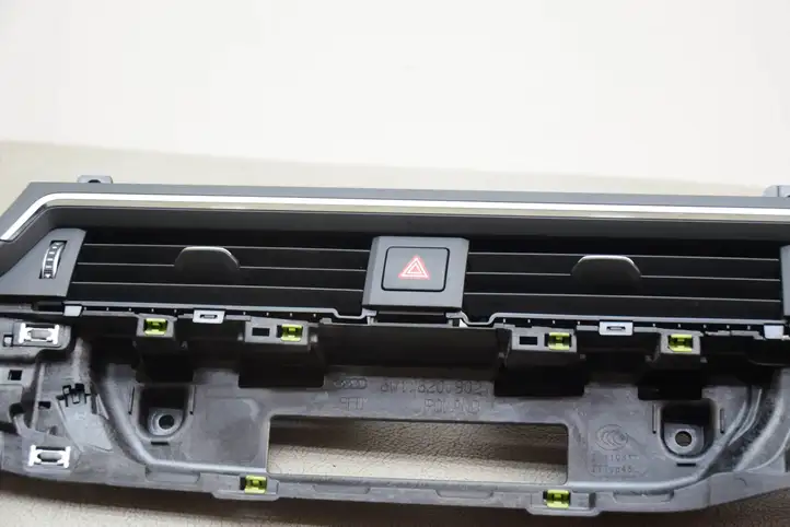 Audi A4 S4 B9 (2015 - 2019) 8W1820902E Воздушная решетка панели — фото 2
