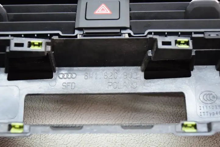 Audi A4 S4 B9 (2015 - 2019) 8W1820902E Воздушная решетка панели — фото 4