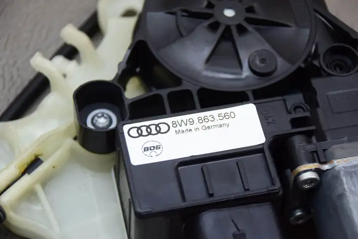 Audi A4 S4 B9 (2015 - 2019) 8W9863560 Электрическая шторка заднего стекла — фото 2