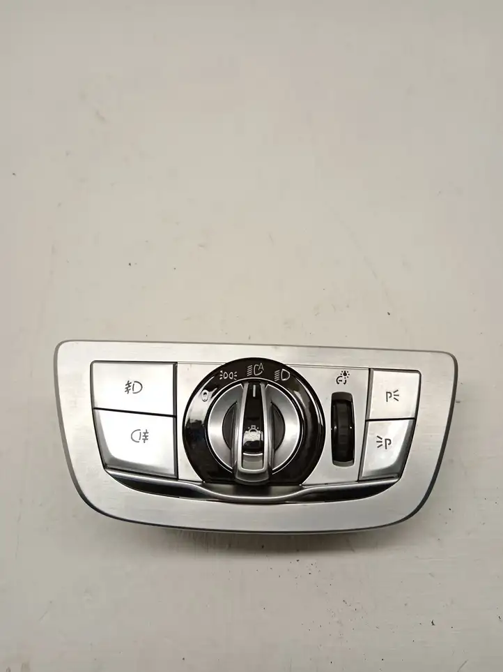 BMW 7 G11 G12 (2015 - 2022) 9388939 Включатель фонарей — фото 1