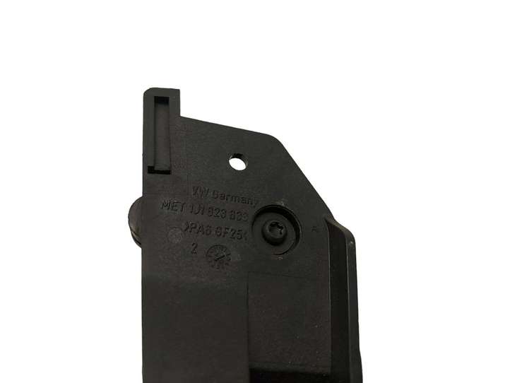 Volkswagen Golf IV (1998 - 2005)  1J1823633 Ручка капота