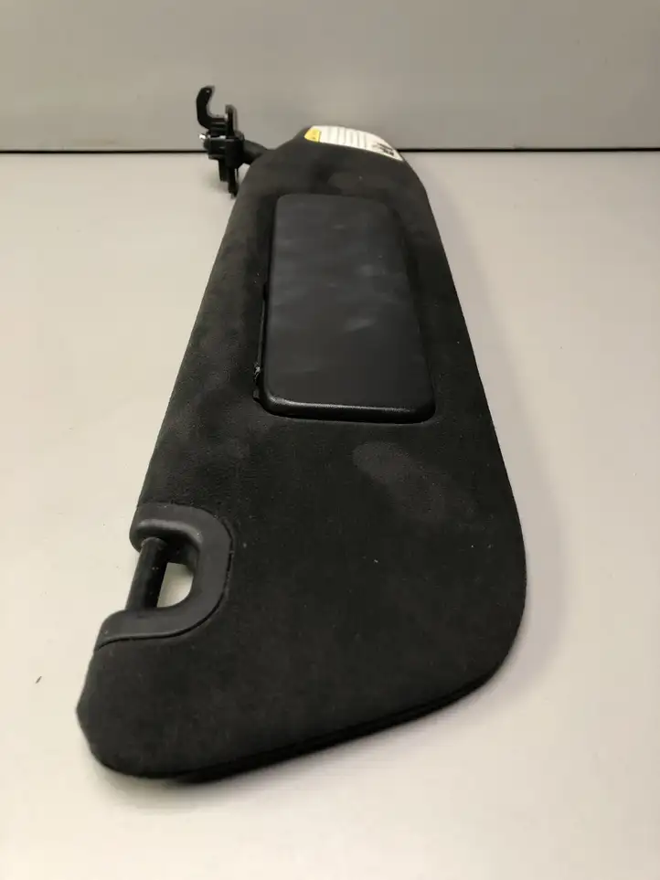 Tesla Model S (2016 - 2021) 114382526B Крепление солнцезащитного козырька — фото 1