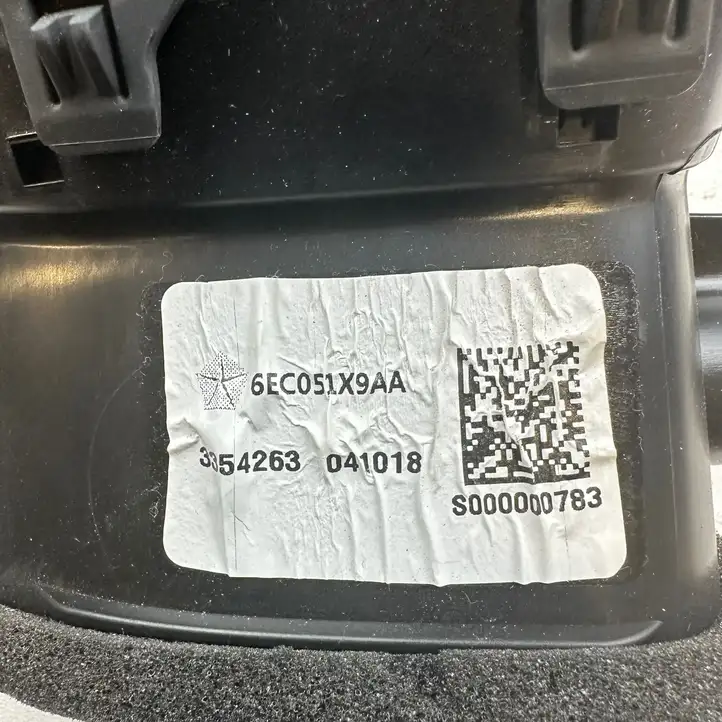 Chrysler Pacifica (2016 - ) 6EC051X9AA Боковой воздушный дефлектор — фото 6