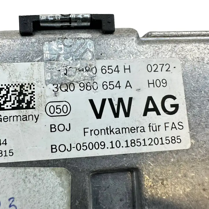 Volkswagen Golf VII (2013 - 2019) 3Q0980654A Камера в лобовом стекле — фото 6