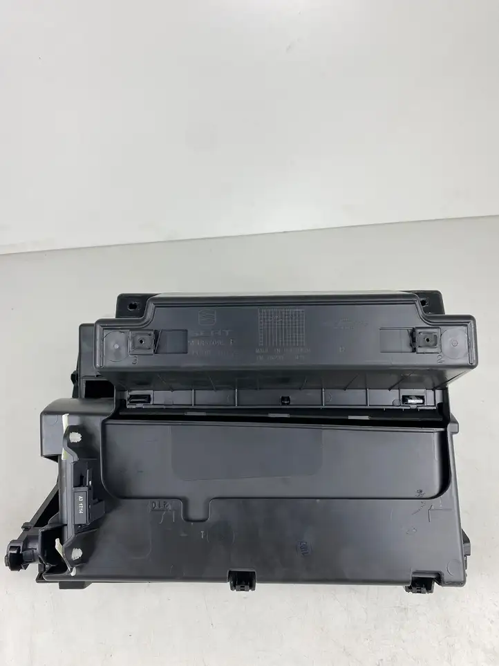 Seat Leon (5F) (2012 - 2019) 5F1857095 Бардачок в сборе — фото 3