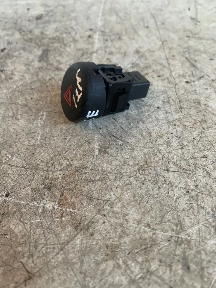 Nissan Juke I F15 (2010 - 2018) 06019 Включатель аварийных фонарей — фото 3