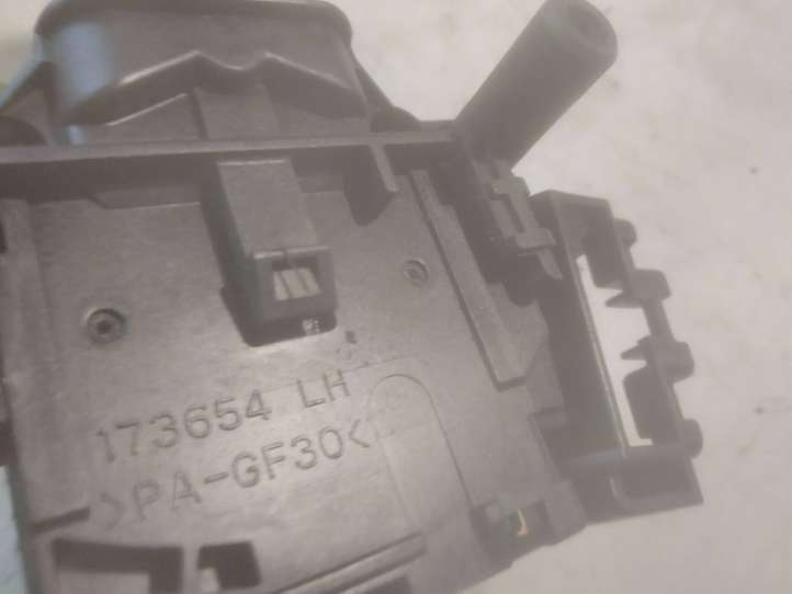 Toyota Avensis T250 (2006 - 2009)  173654 Ручка стеклоочистителей