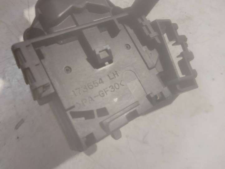 Toyota Avensis T250 (2006 - 2009)  173654 Ручка стеклоочистителей