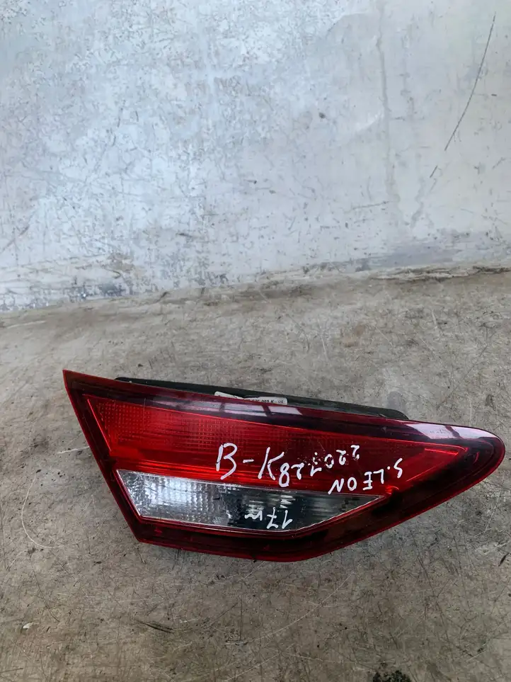Seat Leon (5F) (2012 - 2019) 5f0945093 Задний фонарь в крышке багажника — фото 1