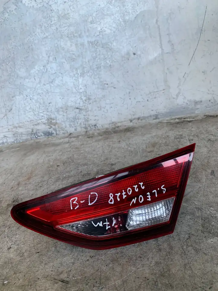 Seat Leon (5F) (2012 - 2019) 5f0945094 Задний фонарь в крышке багажника — фото 1