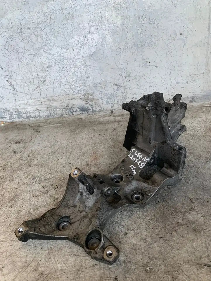 Seat Leon (5F) (2012 - 2019) 04l903143 Кронштейн топливного насоса — фото 1