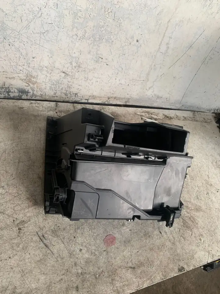 Seat Leon (5F) (2012 - 2019) Вещевой ящик — фото 2