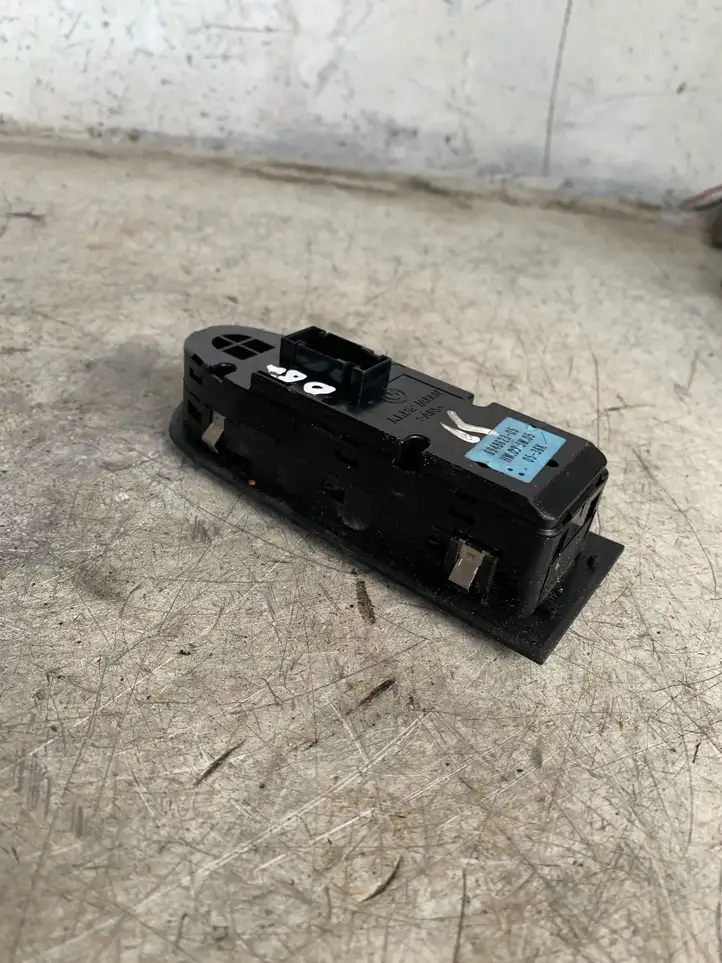 BMW 3 E90 E91 (2005 - 2012) 694862305 Кнопка стеклоподъемников — фото 2