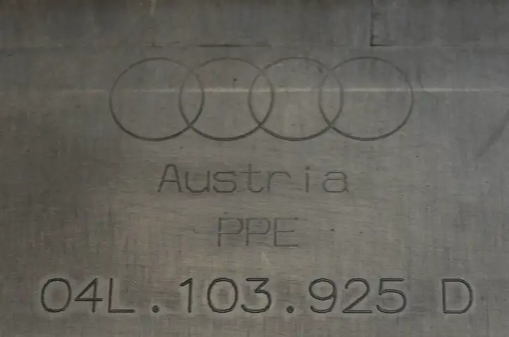 Audi A4 S4 B8 8K (2011 - 2015) 04L103925D Крышка двигателя декоративная — фото 2