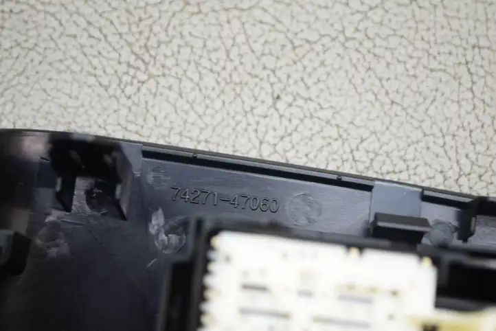 Toyota Prius (XW30) (2009 - 2015) 7427147060 Блок кнопок стеклоподъемников — фото 2
