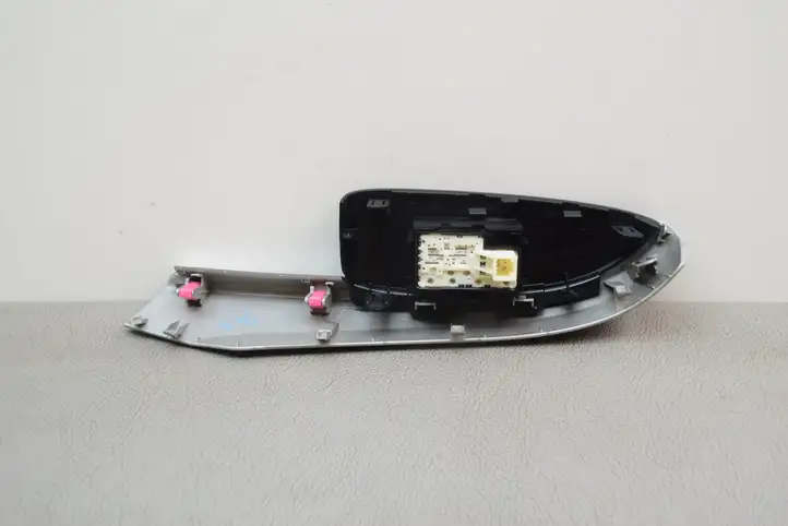 Toyota Prius (XW30) (2009 - 2015) 7427147060 Блок кнопок стеклоподъемников — фото 6