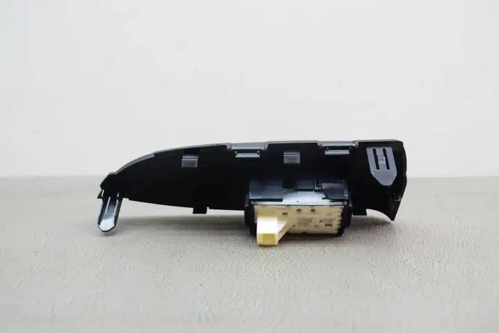 Toyota Prius (XW30) (2009 - 2015) 7423147110 Блок кнопок стеклоподъемников — фото 3