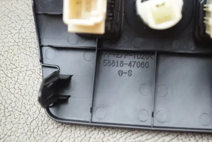 Toyota Prius (XW30) (2009 - 2015) 5881847060 Включатель обогрева — фото 3