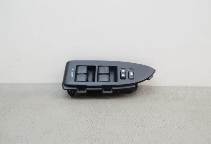 Toyota Prius (XW30) (2009 - 2015) 7423247090 Блок кнопок стеклоподъемников — фото 1