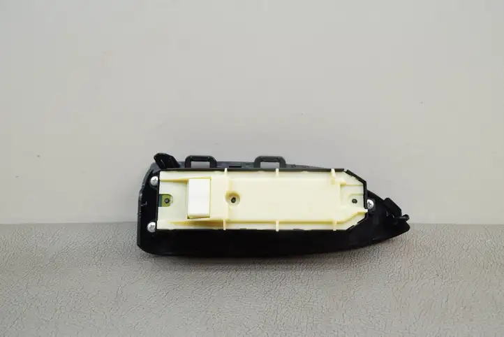 Toyota Prius (XW30) (2009 - 2015) 7423247090 Блок кнопок стеклоподъемников — фото 8