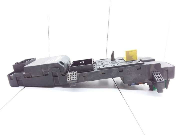 Opel Vectra (2002 - 2005)  13199490 Блок монтирования реле
