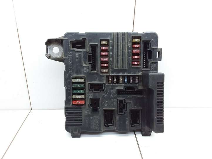 Renault Megane II (2002 - 2005)  8200306033 Блок монтирования реле