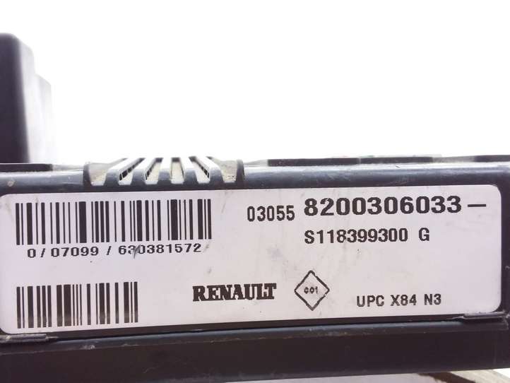 Renault Megane II (2002 - 2005)  8200306033 Блок монтирования реле