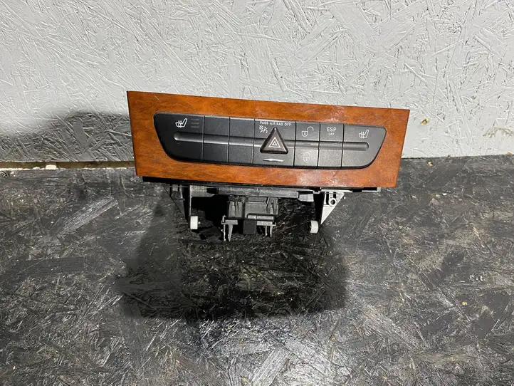 Mercedes-Benz E W211 (2002 - 2009) A2116830091 Кнопка фаркопа в багажнике — фото 1