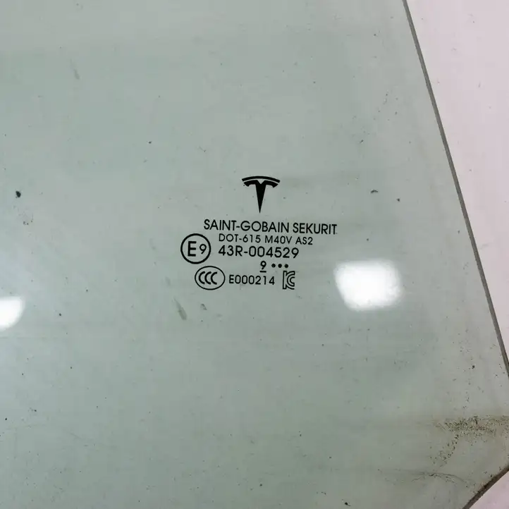Tesla Model 3 (2017 - 2023) 107790599C Стекло задней двери — фото 6