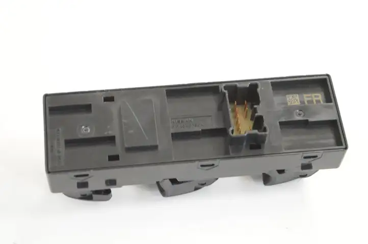 Nissan Qashqai (2010 - 2013) Кнопка стеклоподъемников — фото 5