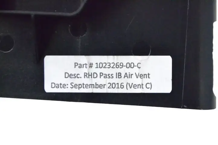 Tesla Model S (2016 - 2021) 102326900C Воздушная решетка панели — фото 5