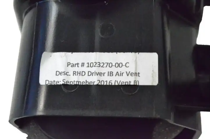 Tesla Model S (2016 - 2021) 102327000C Воздушная решетка панели — фото 5