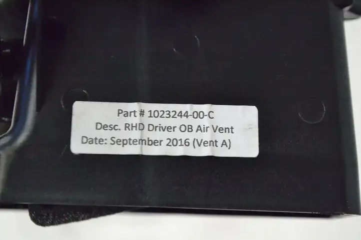 Tesla Model S (2016 - 2021) 102324400C Воздушная решетка панели — фото 5