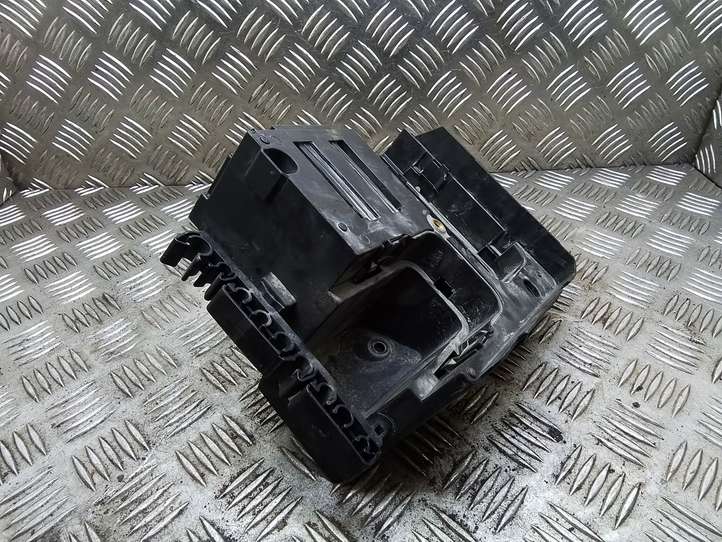 Volkswagen Tiguan (2007 - 2011)  1K0937540C Крышка ящика предохранителей